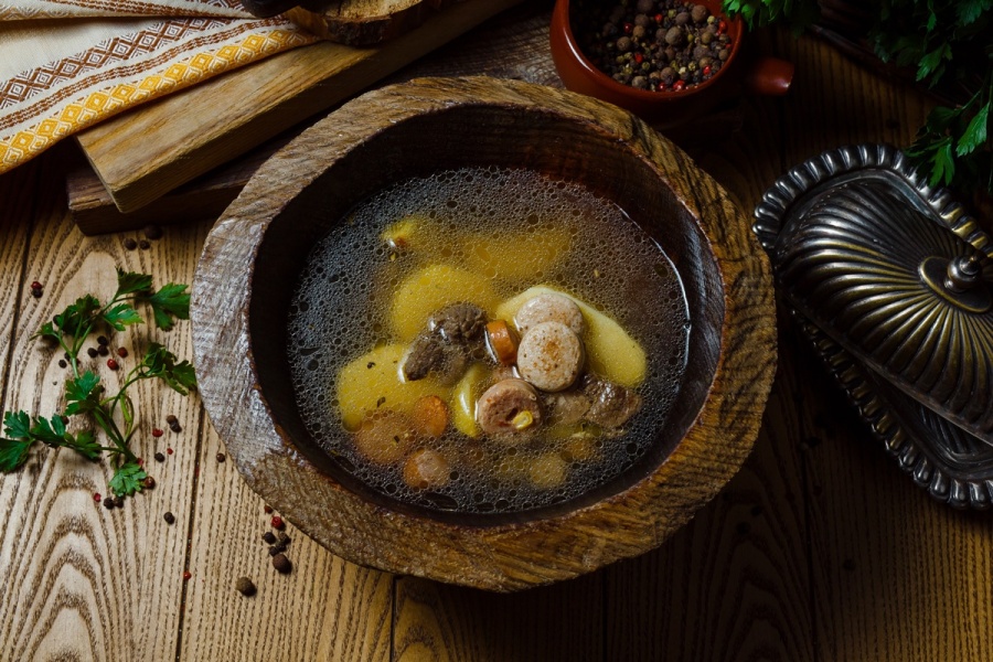 Крепкий бульон с колбасками