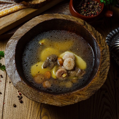 Крепкий бульон с колбасками