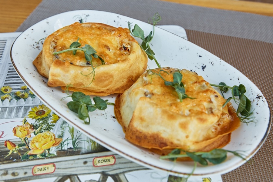 Блинчики с курицей и грибами, запеченные под сыром