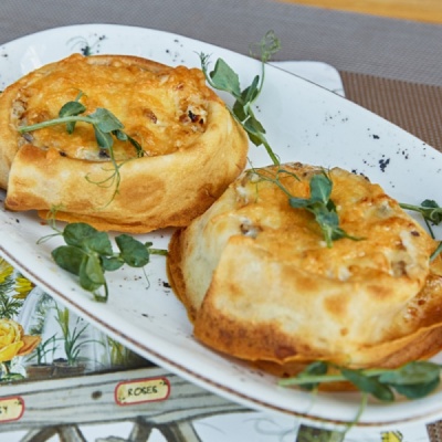Блинчики с курицей и грибами, запеченные под сыром