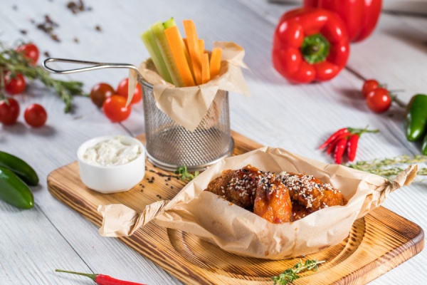 Куриные крылья с соусом Блю Чиз