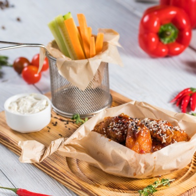 Куриные крылья с соусом Блю Чиз