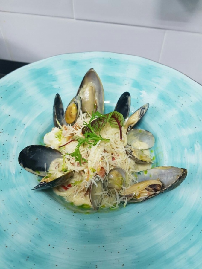 Спагетти с морепродуктами под сыром горгонзола