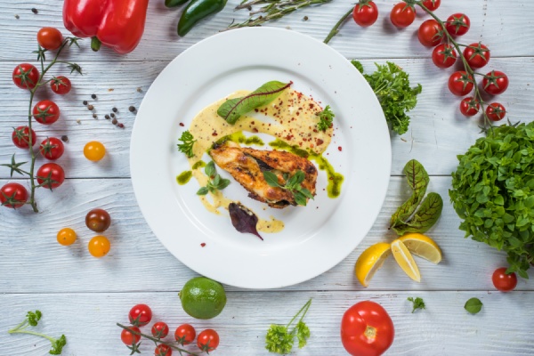 Печеная куриная грудка с вялеными томатами, базиликом и моцареллой