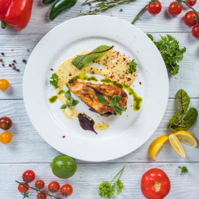 Печеная куриная грудка с вялеными томатами, базиликом и моцареллой