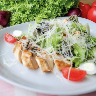 Цезарь с курицей и беконом