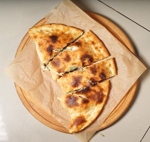 Кальцоне с мясным беконом