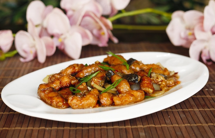 Кета тушеная с луком и овощами
