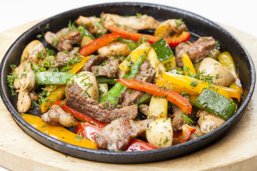 Сковородочка из трёх видов мяса с овощам