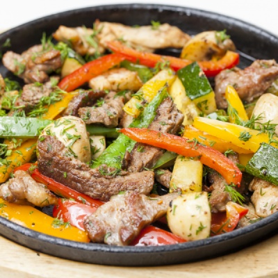 Сковородочка из трёх видов мяса с овощам