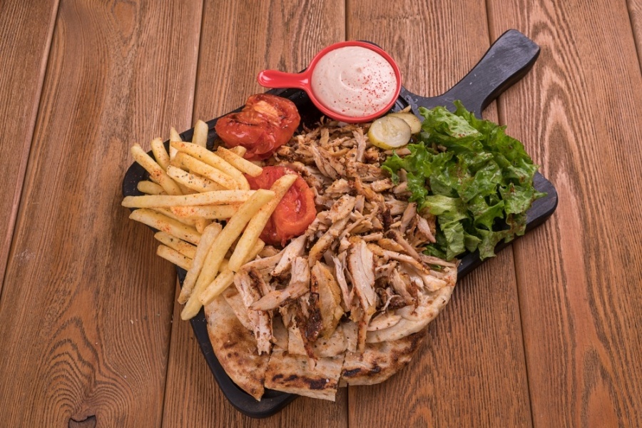 Гирос на тарелке курица