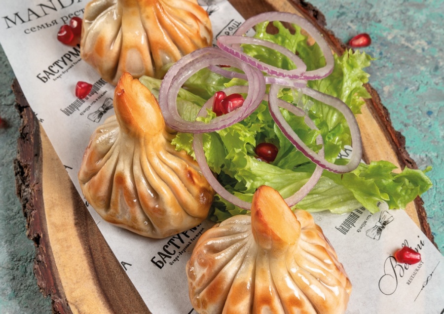 Жареные хинкали с овощами и курицей гриль