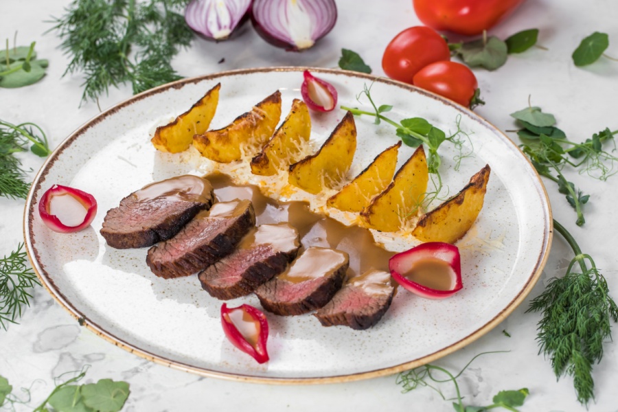 Медальоны из телятины с овощами и картофелем