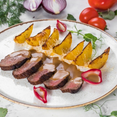 Медальоны из телятины с овощами и картофелем