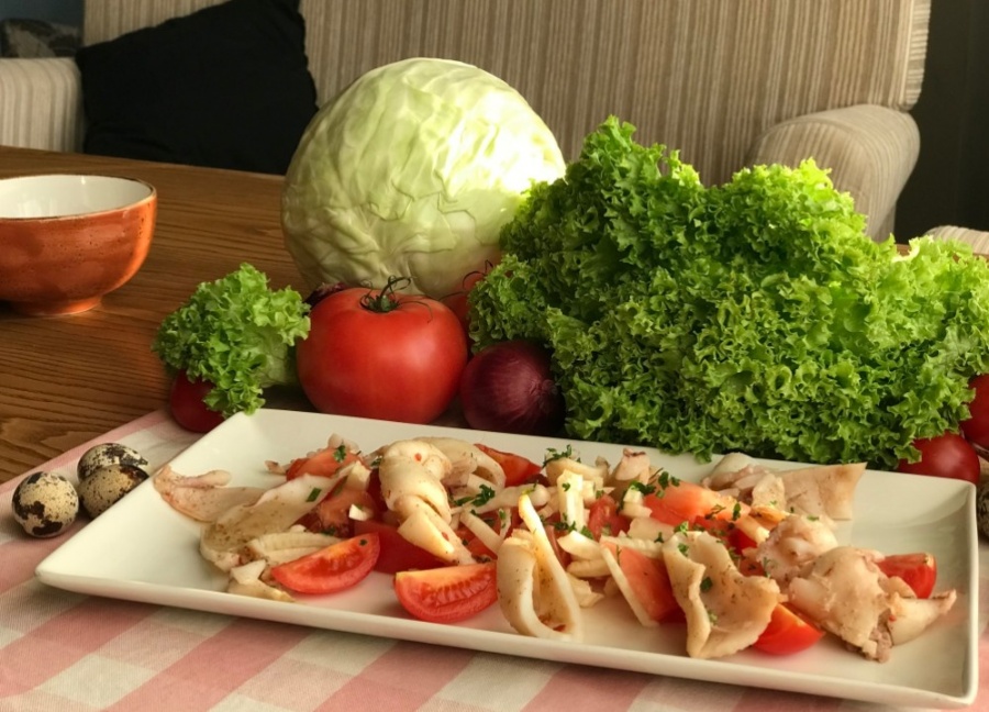 Салат с жареным кальмаром и фенхелем