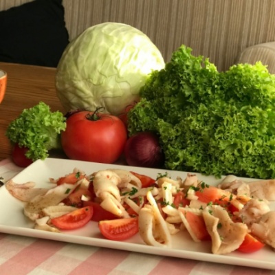 Салат с жареным кальмаром и фенхелем