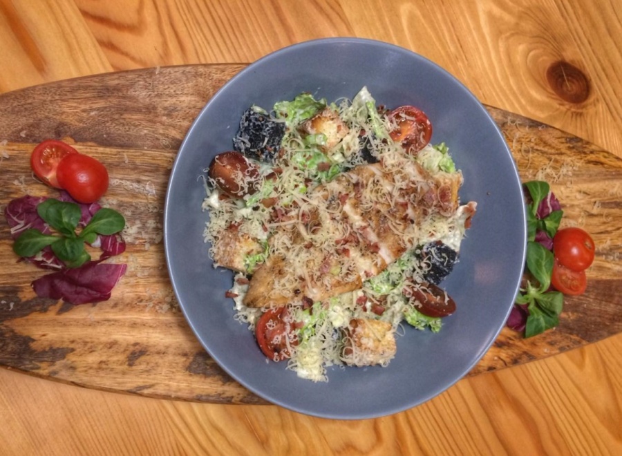 Салат Цезарь с курицей