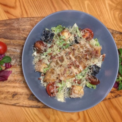 Салат Цезарь с курицей