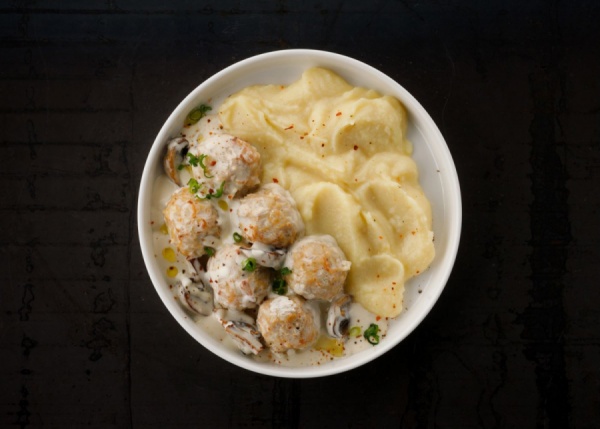 Тефтели мясные в сливочно-грибном соусе с картофельным пюре