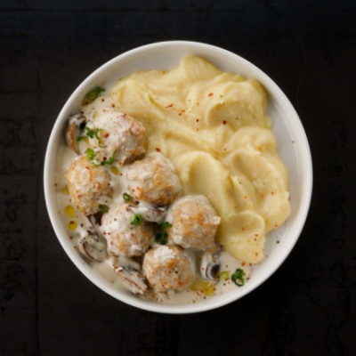 Тефтели мясные в сливочно-грибном соусе с картофельным пюре