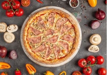 Пицца с ветчинной и грибами
