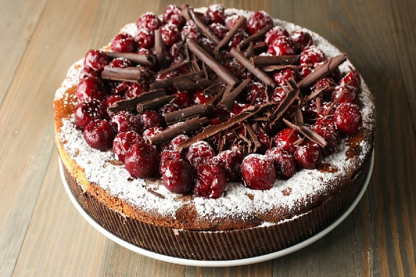 Шарлотка с вишней