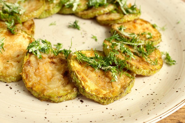Кабачки жареные с чесночным соусом